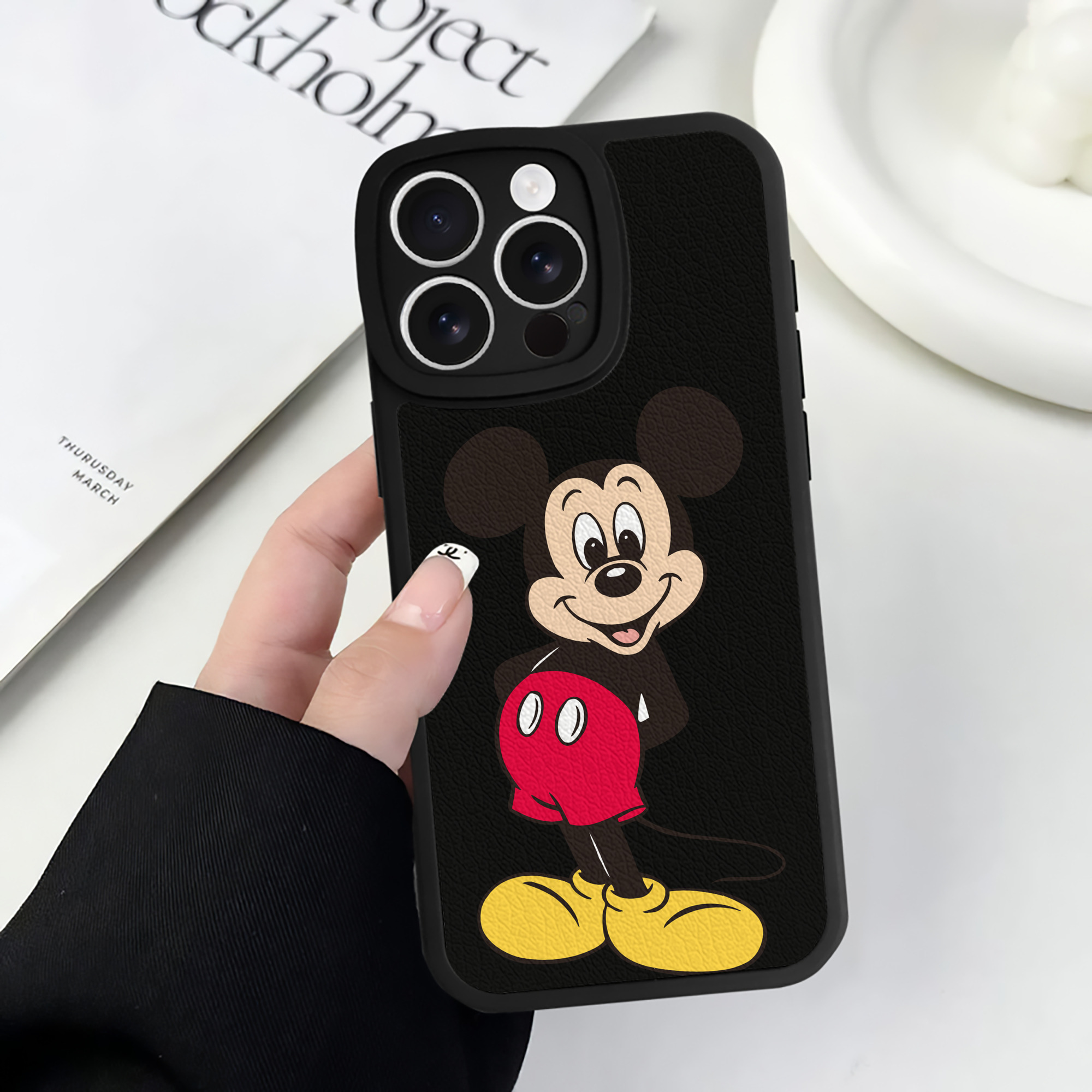 （画像用） ミッキーマウス Mickey Mouse 【iPhone 16シリーズ対応】シリコンスマホケース（レザー調） 材質：シリコン